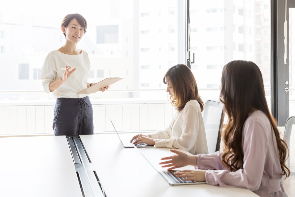 ロールモデルについて説明している女性