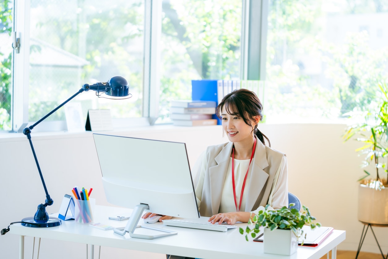 パソコンでデータを保存している女性
