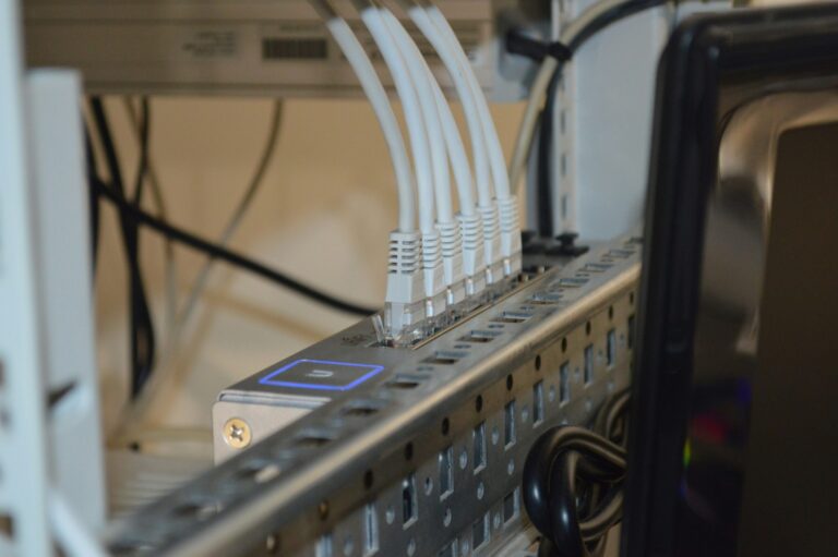 デバイスドライバとは?仕組みから更新方法まで完全解説!PCトラブル解決に役立つ管理・運用ガイド